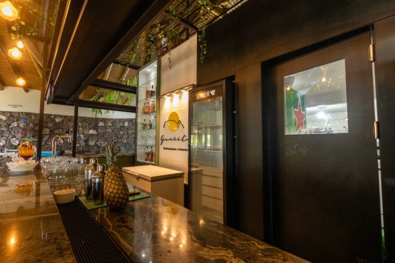 Foto do bar Guarita Gastronomia, em Torres, com os móveis sob medida executados pela Goulart Móveis e projetados pela MK Arquitetura