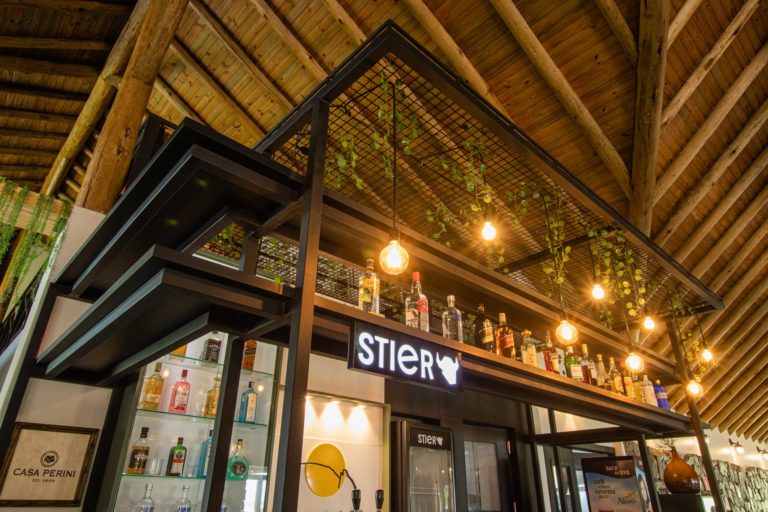 Foto do bar Guarita Gastronomia, em Torres, com os móveis sob medida executados pela Goulart Móveis e projetados pela MK Arquitetura